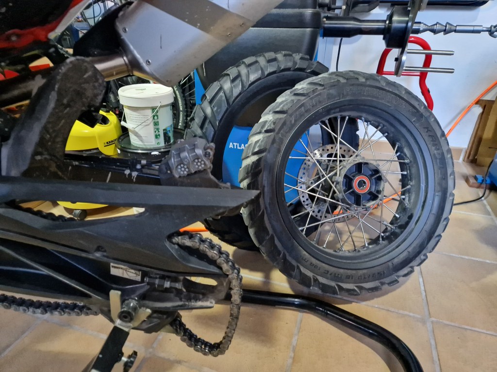 Cambio goma trasera a la 890&nbsp;Adv